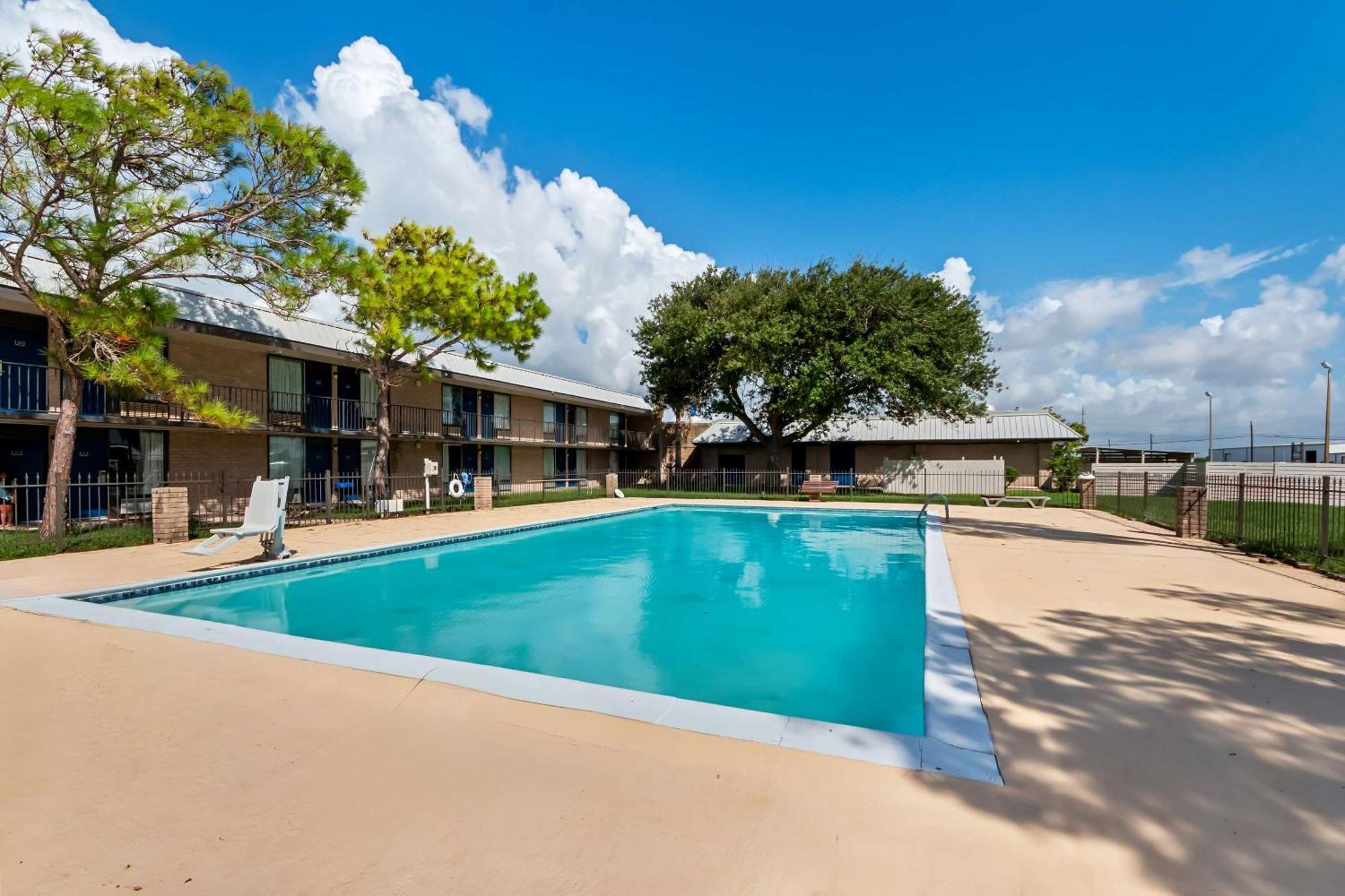 4 Resort-Style Hotels Near Calhoun County Airport Worth Booking