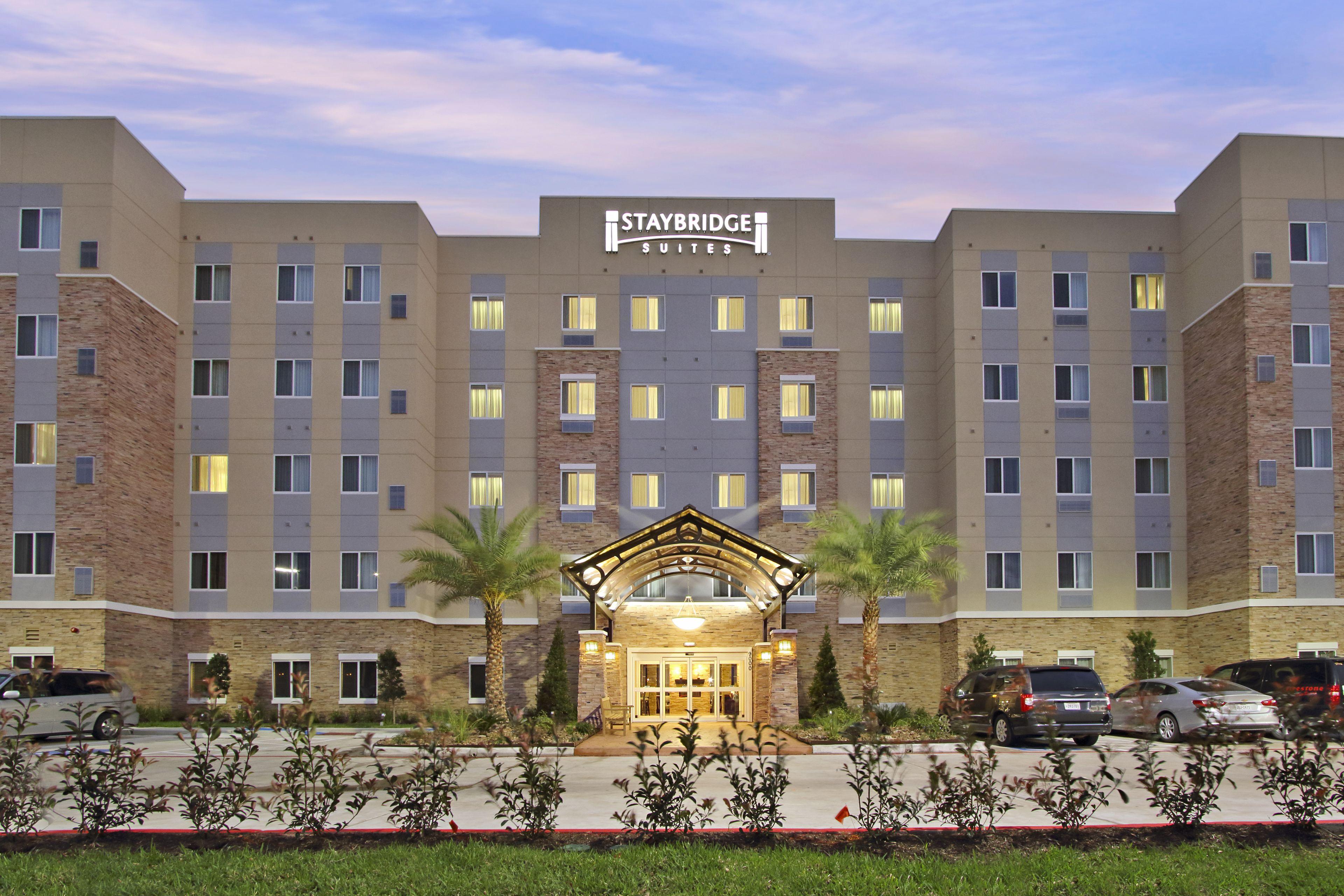 Staying Near Houston Arboretum: 4 Three-Star Hotels Compared