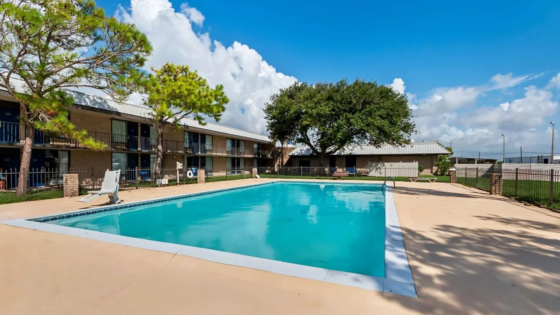 4 Resort-Style Hotels Near Calhoun County Airport Worth Booking