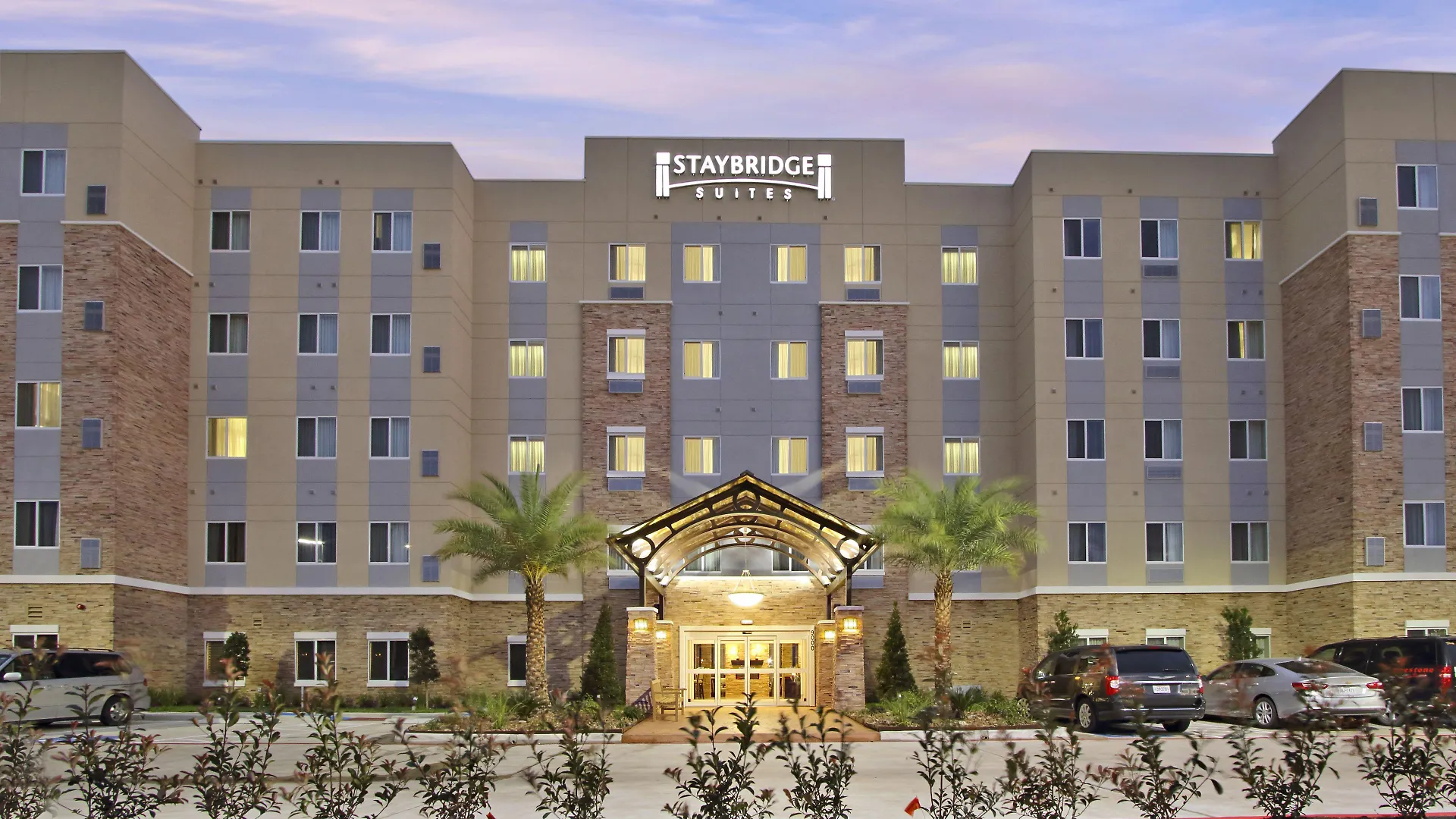Staying Near Houston Arboretum: 4 Three-Star Hotels Compared