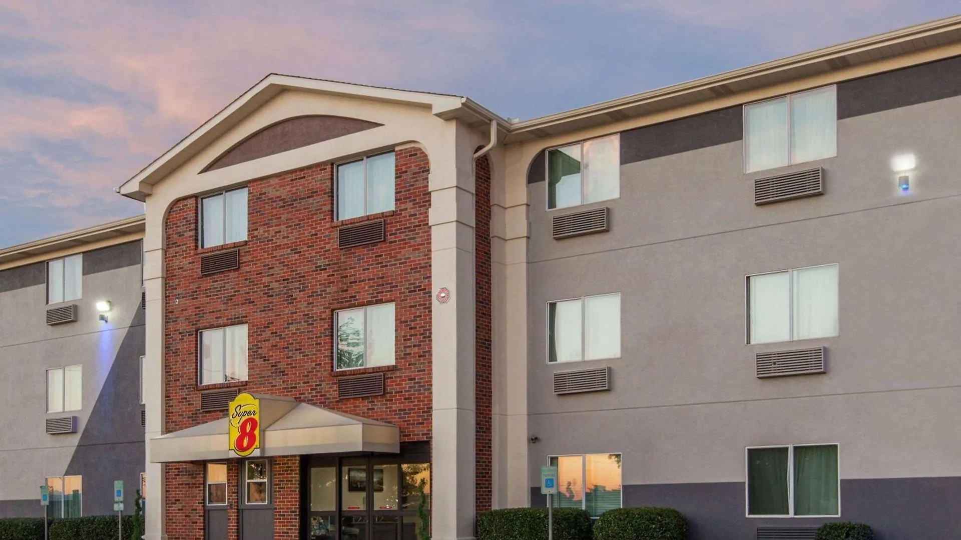4 Best 3-Star Hotels Near Six Flags Hurricane Harbor for Easy Access